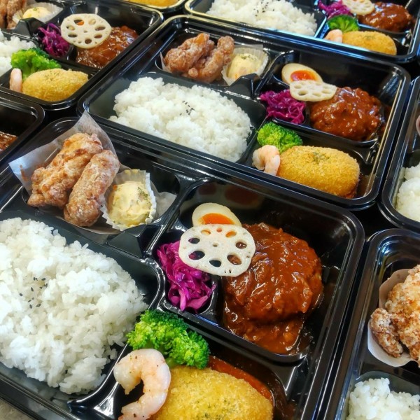 お弁当10個から配達承ります。（ファーマーズキッチン佑）