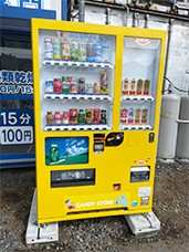 牛乳屋の小内牧場（メグミルク南栃木店）牛乳も買える自動販売機
